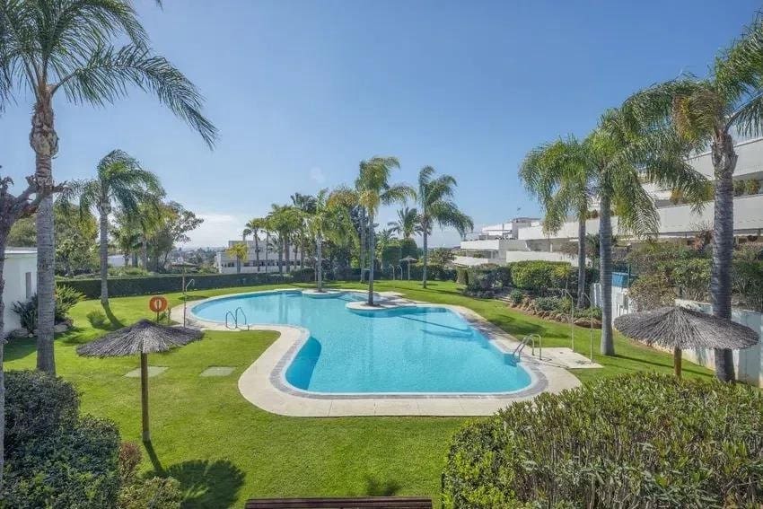 2 soverom Penthouse til salgs i Marbella med svømmebasseng garasje - € 460 000 (Ref: 9564995)