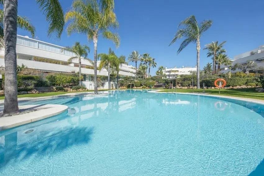 2 soverom Penthouse til salgs i Marbella med svømmebasseng garasje - € 460 000 (Ref: 9564995)