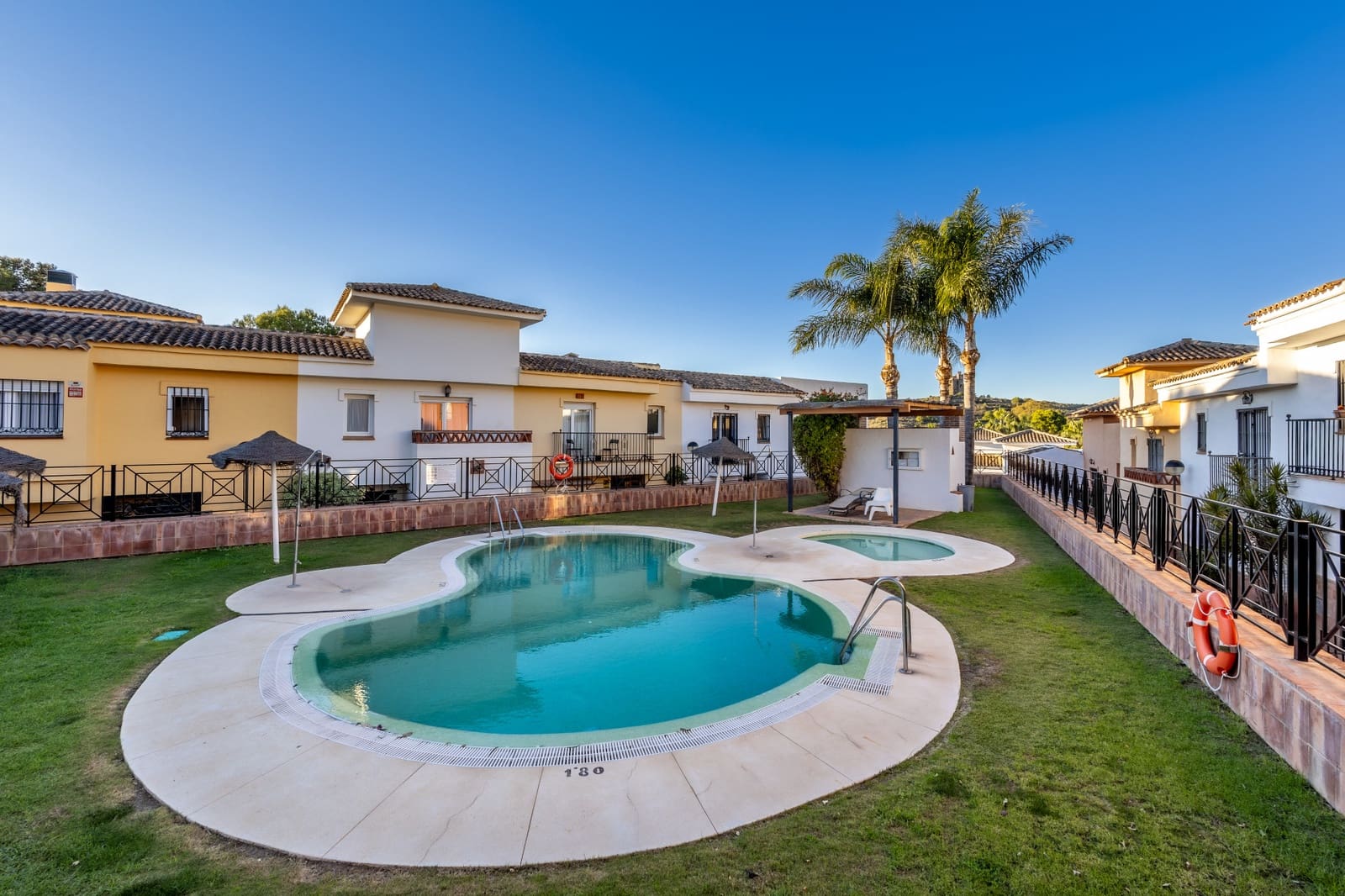 2 sypialnia Dom na sprzedaż w Alhaurin Golf z basenem garażem - 355 000 € (Ref: 9570980)