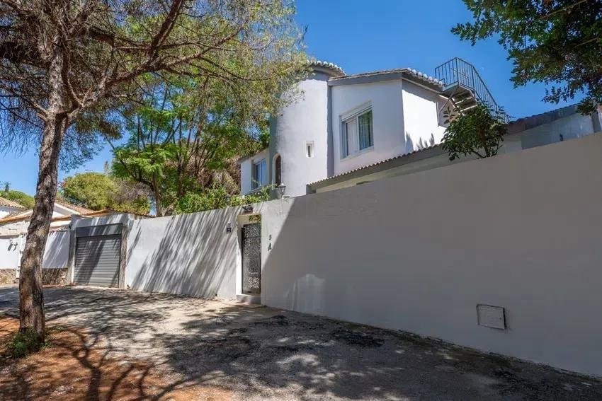 4 makuuhuone Huvila myytävänä paikassa Marbella mukana uima-altaan 
autotalli - 1 295 000 € (Ref: 9574471)