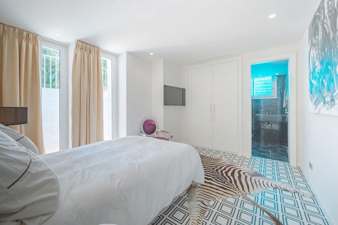 5 soverom Hus til salgs i Golden Mile med svømmebasseng garasje - € 1 800 000 (Ref: 9574473)