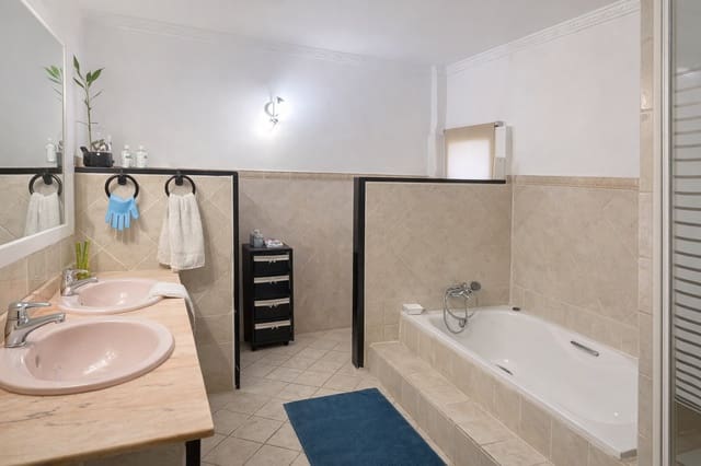 3 slaapkamer Villa te koop in San Pedro de Alcántara Pueblo, Marbella met zwembad garage - € 995.000 (Ref: 9574490)