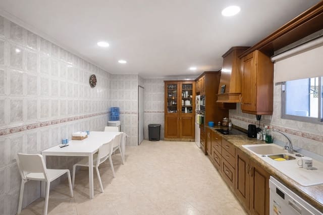 3 slaapkamer Villa te koop in San Pedro de Alcántara Pueblo, Marbella met zwembad garage - € 995.000 (Ref: 9574490)
