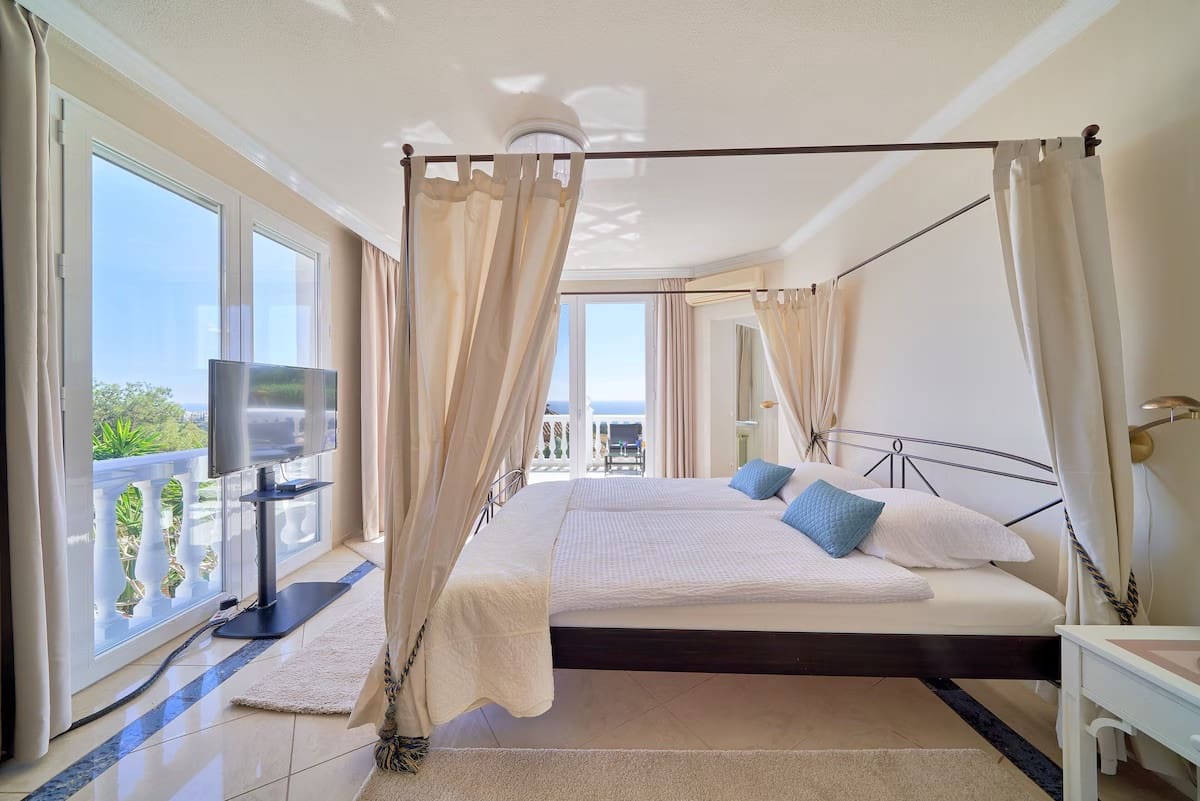 6 Zimmer Villa zu verkaufen in Marbella mit Pool Garage - 2.285.000 € (Ref: 9599422)