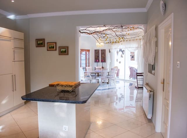 6 Zimmer Villa zu verkaufen in Marbella mit Pool Garage - 2.285.000 € (Ref: 9599422)