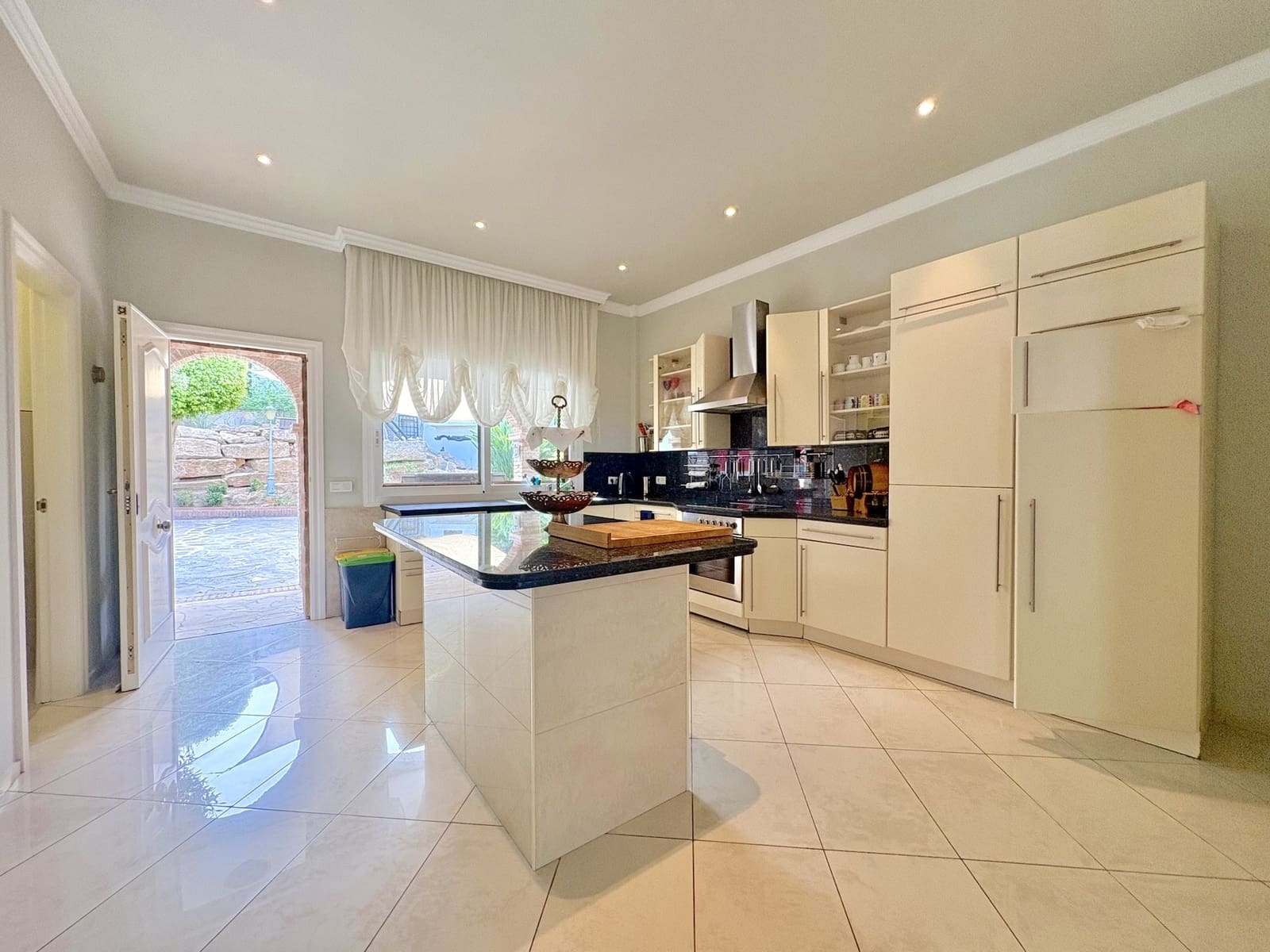 6 Zimmer Villa zu verkaufen in Marbella mit Pool Garage - 2.285.000 € (Ref: 9599422)