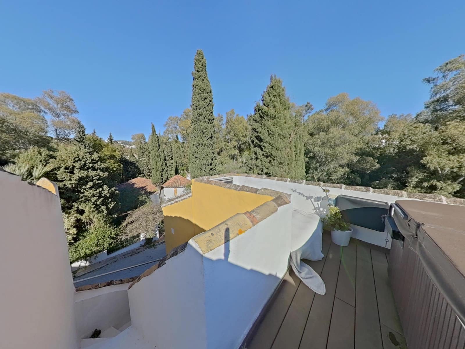 2 bedroom Townhouse for sale in Calahonda with pool - € 510,000 (Ref: 9625768)