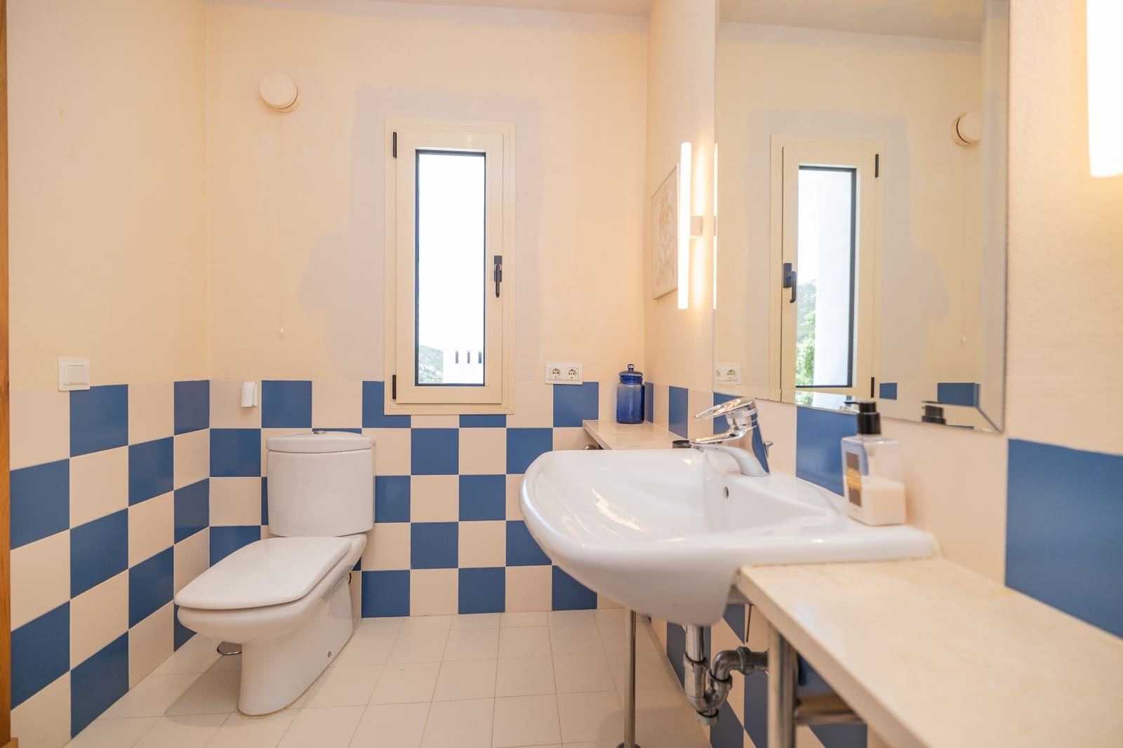 6 bedroom Villa for sale in Tarifa - € 1,950,000 (Ref: 9627632)