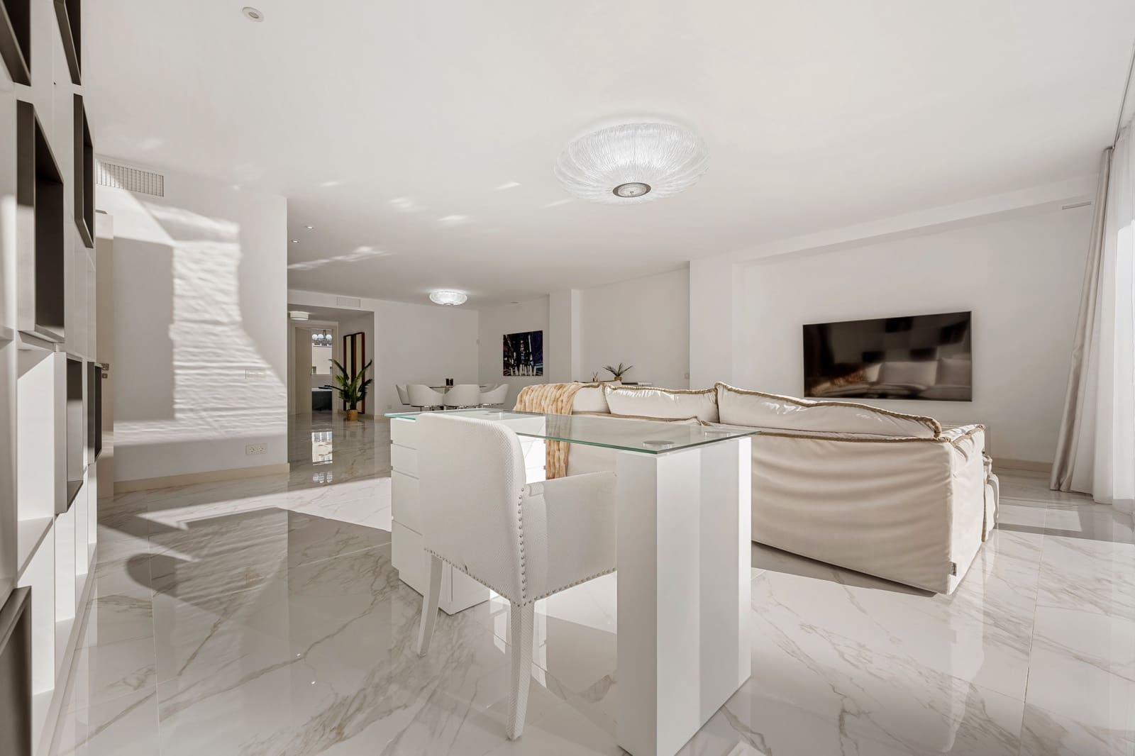 Apartamento de 3 habitaciones en Puerto Banus en venta con piscina garaje - 3.050.000 € (Ref: 9630079)