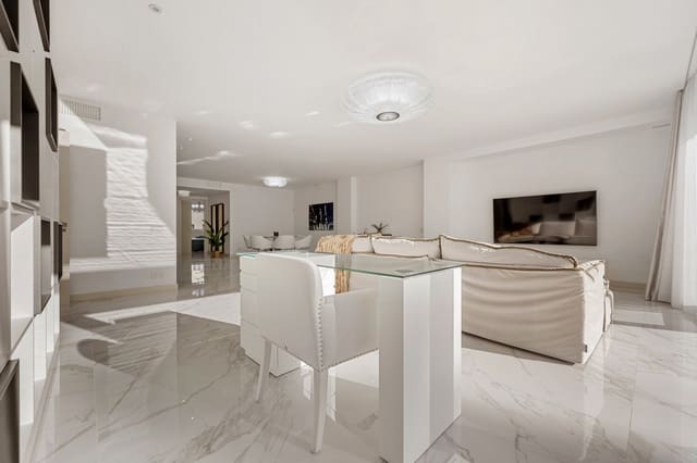 Apartamento de 3 habitaciones en Puerto Banus, Marbella en venta con piscina garaje - 3.050.000 € (Ref: 9630079)