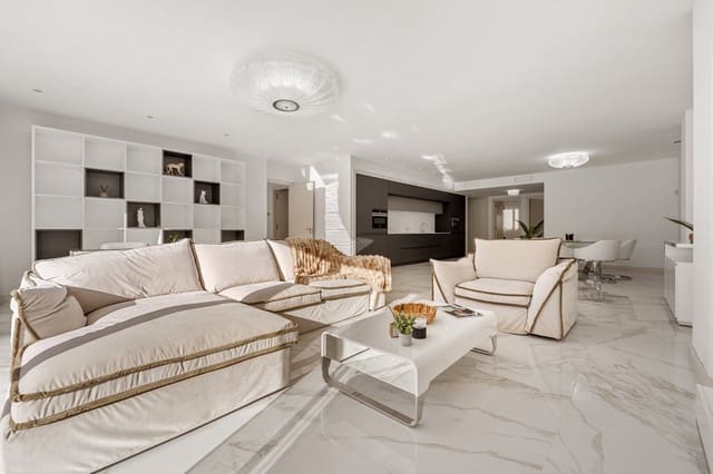 Apartamento de 3 habitaciones en Puerto Banus, Marbella en venta con piscina garaje - 3.050.000 € (Ref: 9630079)