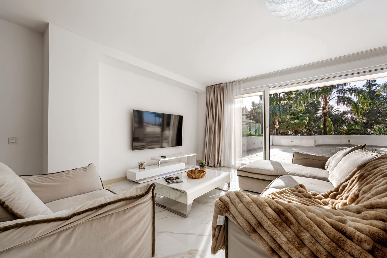 Apartamento de 3 habitaciones en Puerto Banus en venta con piscina garaje - 3.050.000 € (Ref: 9630079)