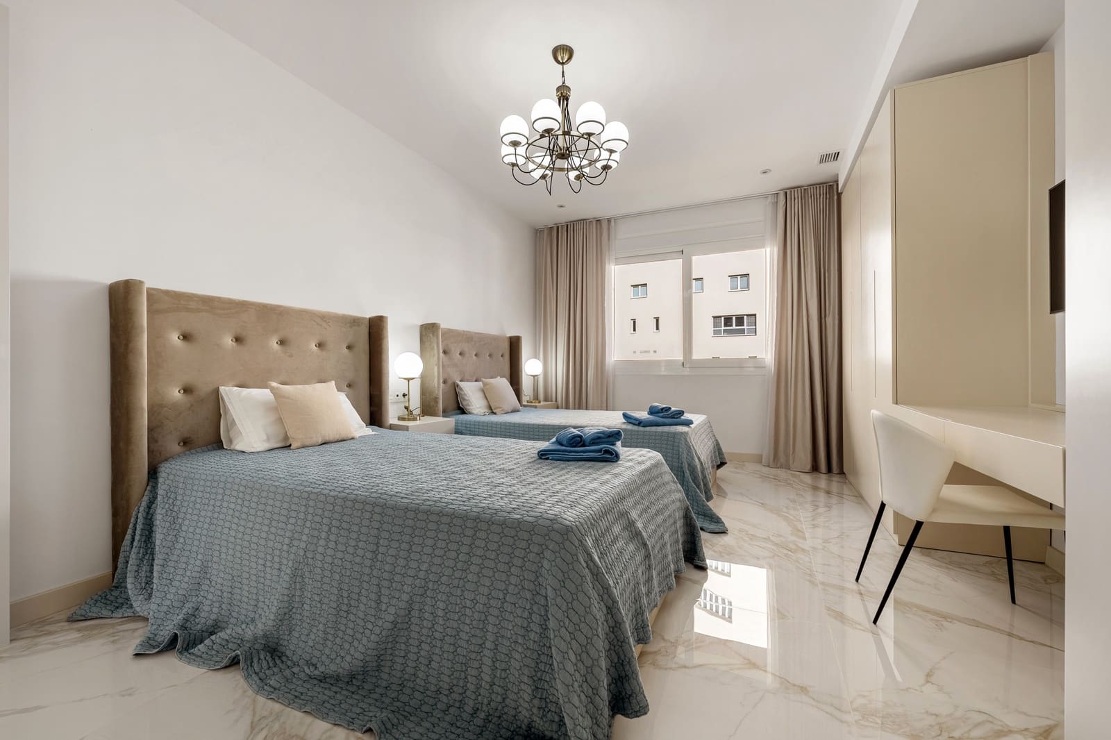 Apartamento de 3 habitaciones en Puerto Banus en venta con piscina garaje - 3.050.000 € (Ref: 9630079)