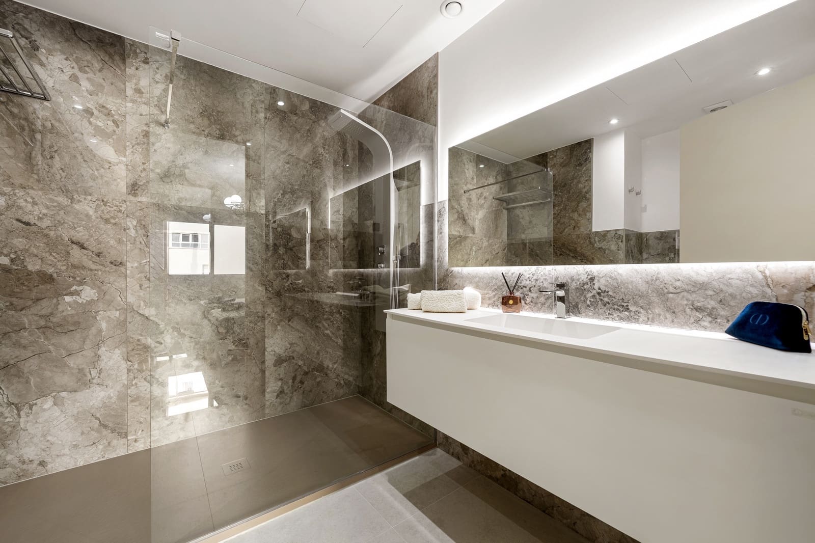 Apartamento de 3 habitaciones en Puerto Banus en venta con piscina garaje - 3.050.000 € (Ref: 9630079)