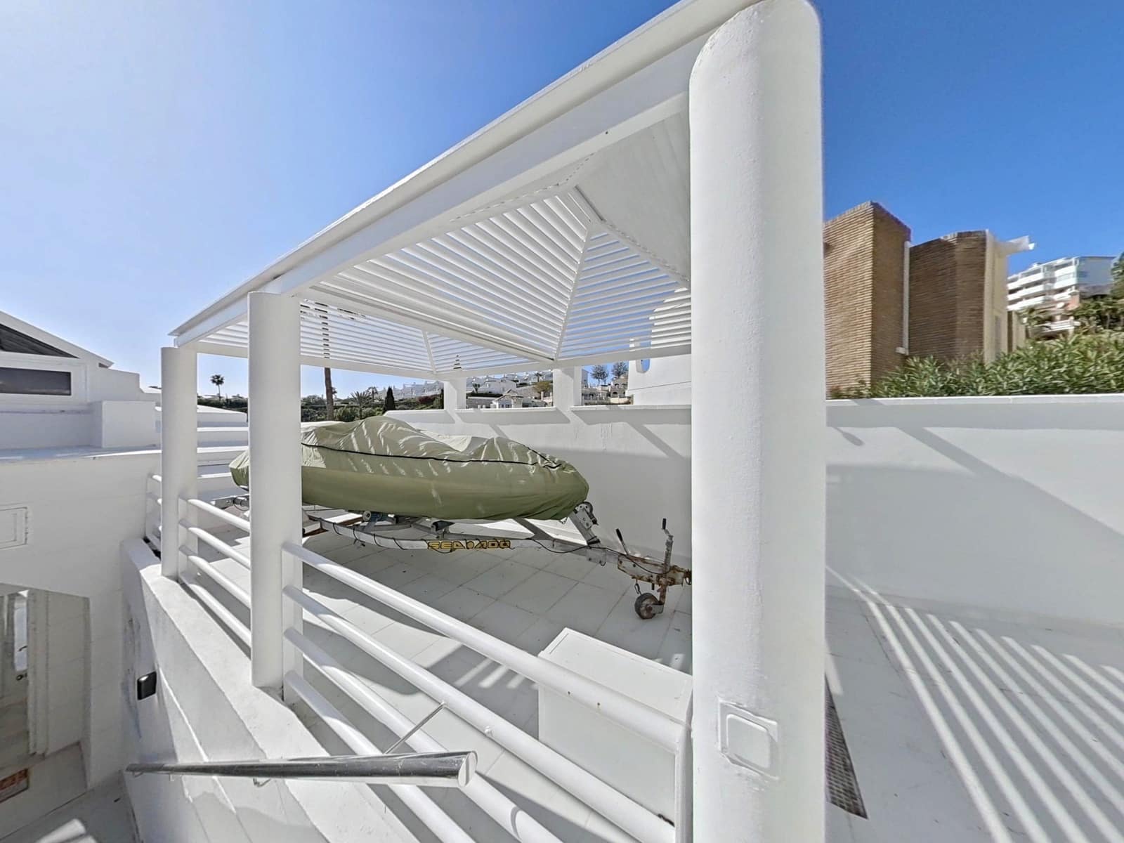 4 soverom Kjedet enebolig til salgs i Calahonda med svømmebasseng garasje - € 749 000 (Ref: 9630082)