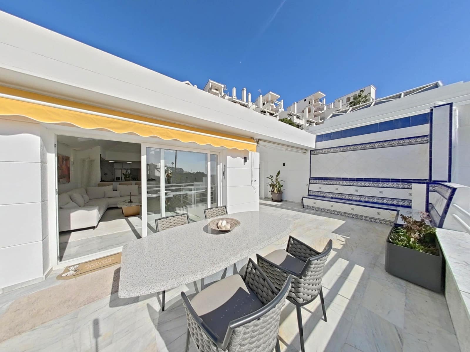 4 soverom Kjedet enebolig til salgs i Calahonda med svømmebasseng garasje - € 749 000 (Ref: 9630082)