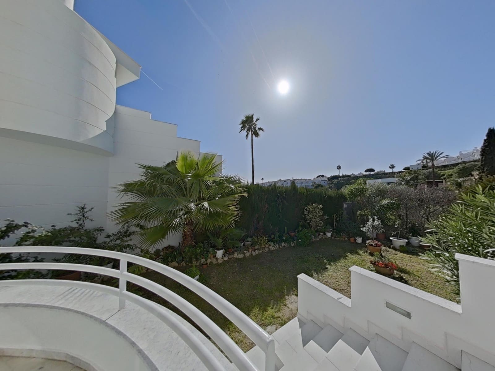 4 soverom Kjedet enebolig til salgs i Calahonda med svømmebasseng garasje - € 749 000 (Ref: 9630082)