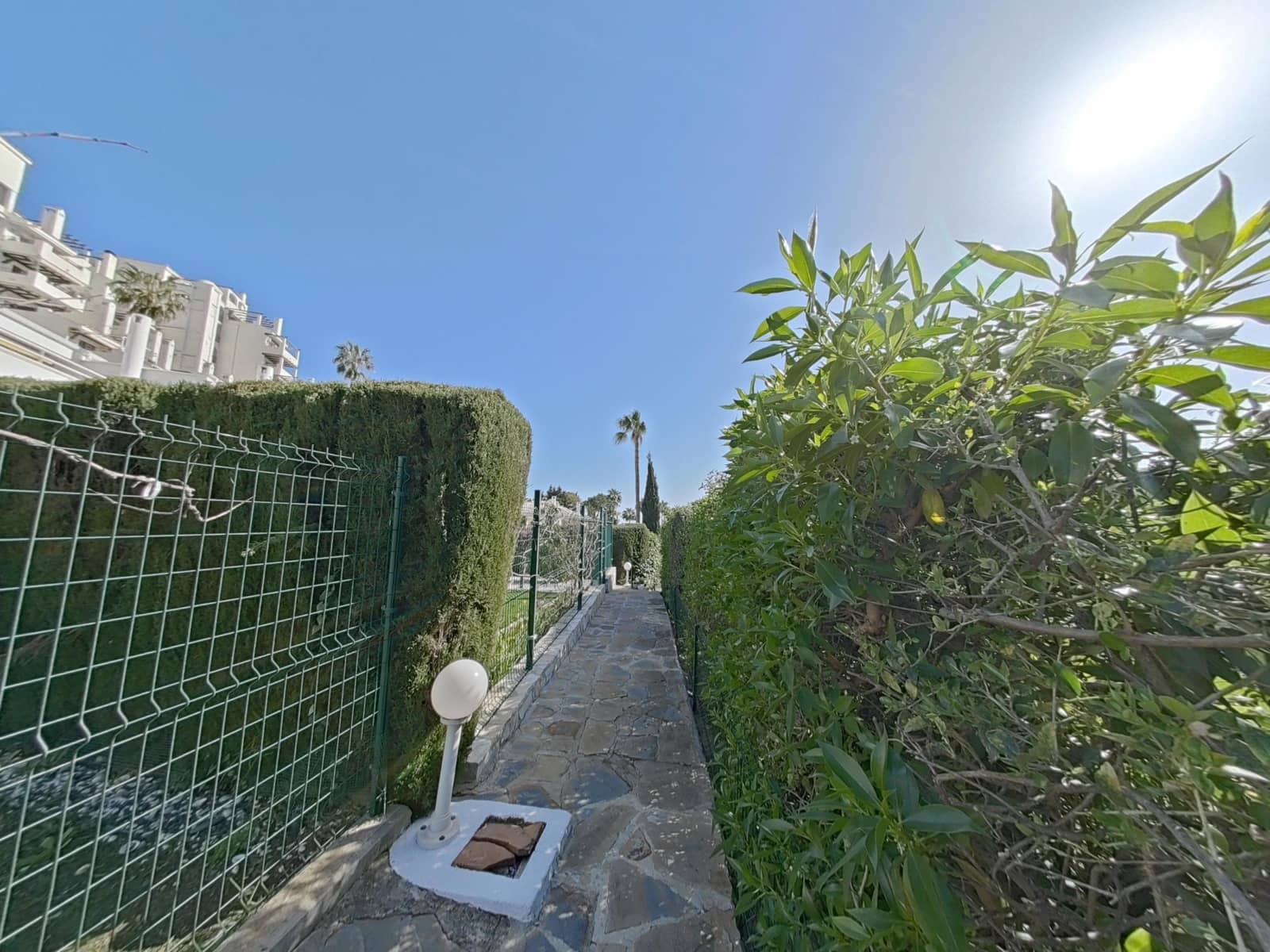 4 soverom Kjedet enebolig til salgs i Calahonda med svømmebasseng garasje - € 749 000 (Ref: 9630082)