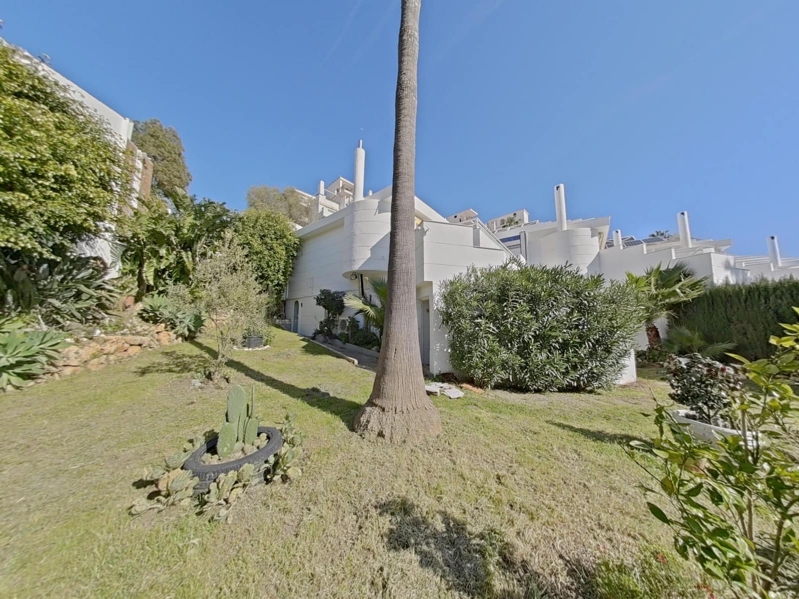 4 soverom Kjedet enebolig til salgs i Calahonda med svømmebasseng garasje - € 749 000 (Ref: 9630082)