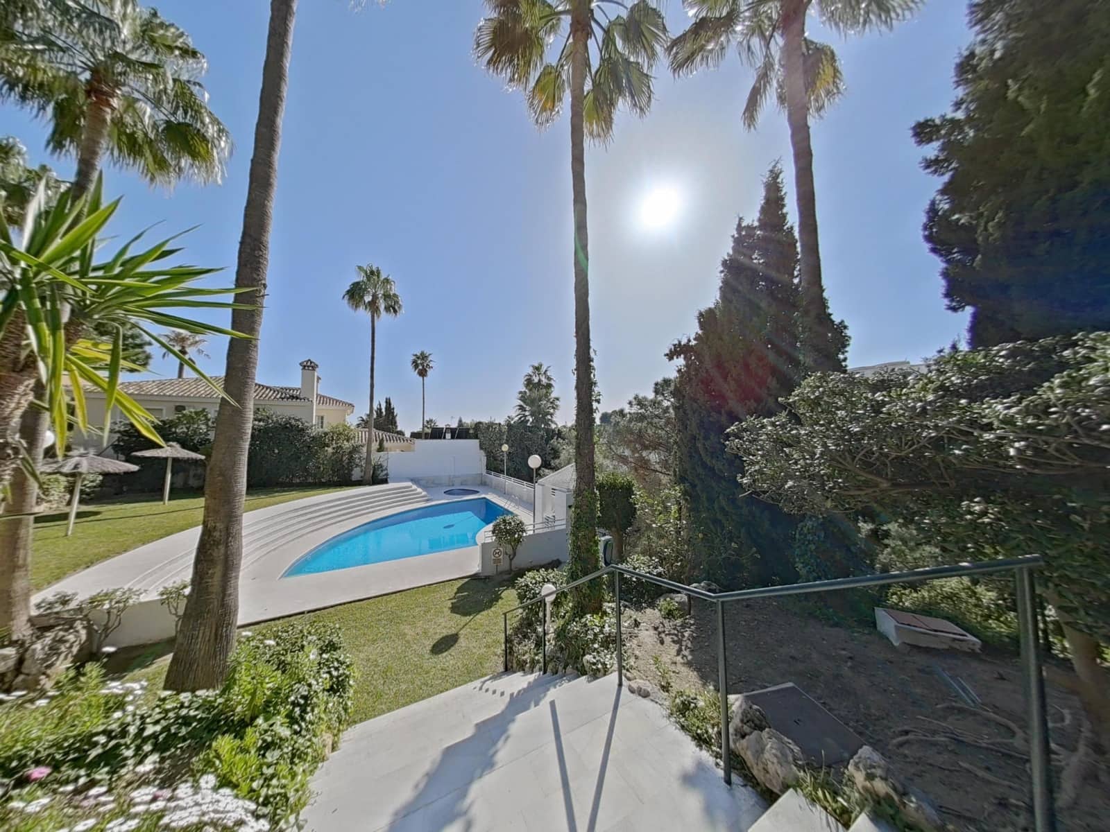 4 soverom Kjedet enebolig til salgs i Calahonda med svømmebasseng garasje - € 749 000 (Ref: 9630082)