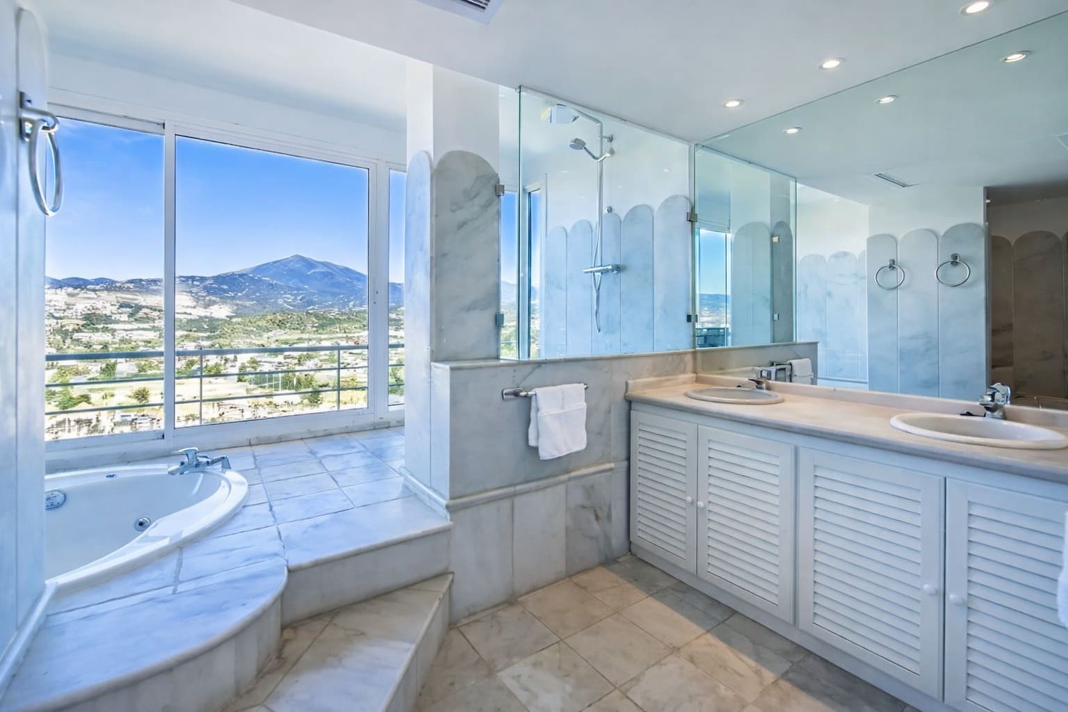 5 makuuhuone Kattohuoneisto myytävänä paikassa Marbella mukana uima-altaan 
autotalli - 3 600 000 € (Ref: 9634369)