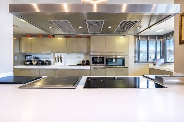5 slaapkamer Penthouse te koop in Los Naranjos, Marbella met zwembad garage - € 3.600.000 (Ref: 9634369)