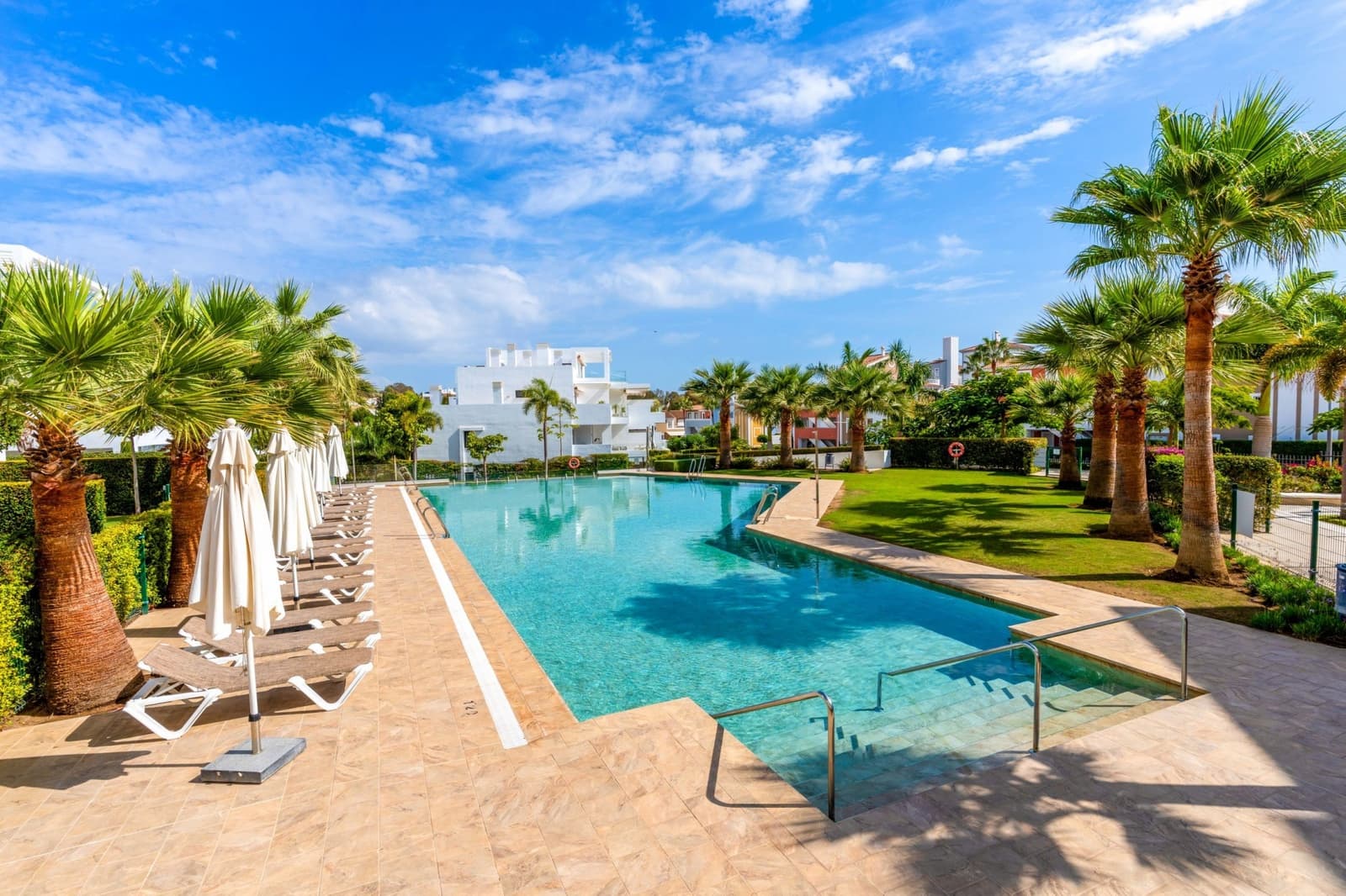 2 slaapkamer Appartement te koop in Estepona met zwembad garage - € 529.000 (Ref: 9670358)