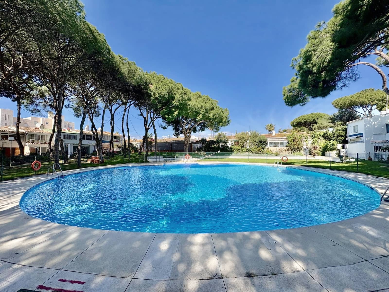 2 bedroom Apartment for sale in Calahonda with pool garage - € 315,000 (Ref: 9677117)