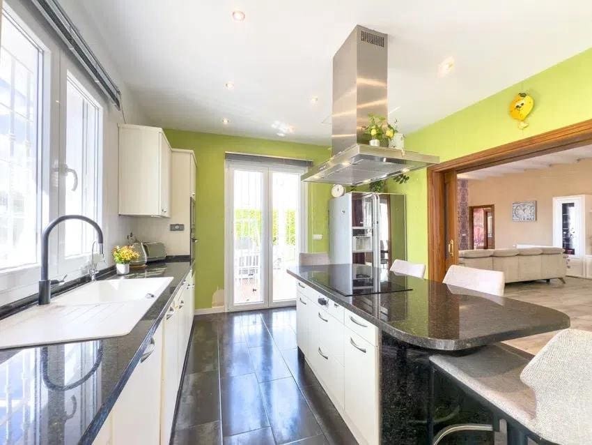 4 bedroom Villa for sale in Istan with pool garage - € 999,000 (Ref: 9695239)