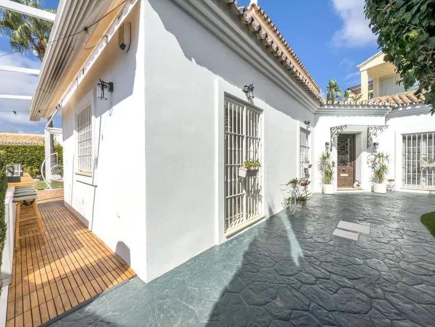 4 bedroom Villa for sale in Istan with pool garage - € 999,000 (Ref: 9695239)