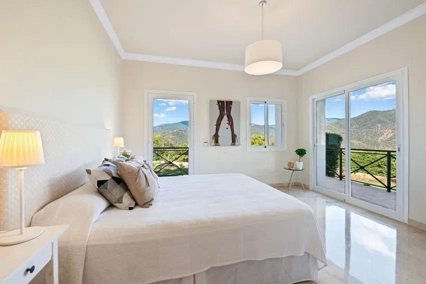 5 bedroom Villa for sale in Istan with pool garage - € 2,795,000 (Ref: 9695241)