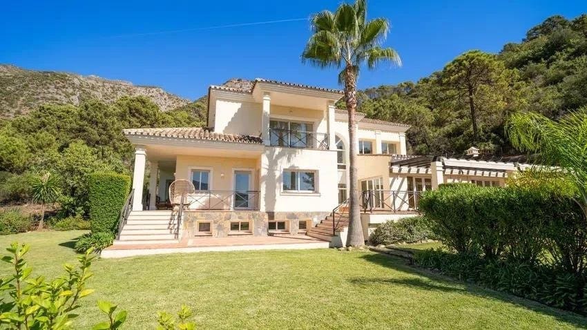 5 bedroom Villa for sale in Istan with pool garage - € 2,795,000 (Ref: 9695241)