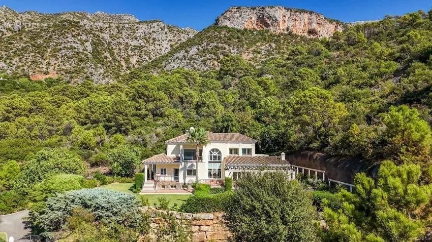 5 bedroom Villa for sale in Istan with pool garage - € 2,795,000 (Ref: 9695241)