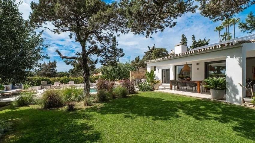 3 bedroom Villa for sale in Marbella with pool garage - € 1,995,000 (Ref: 9695242)