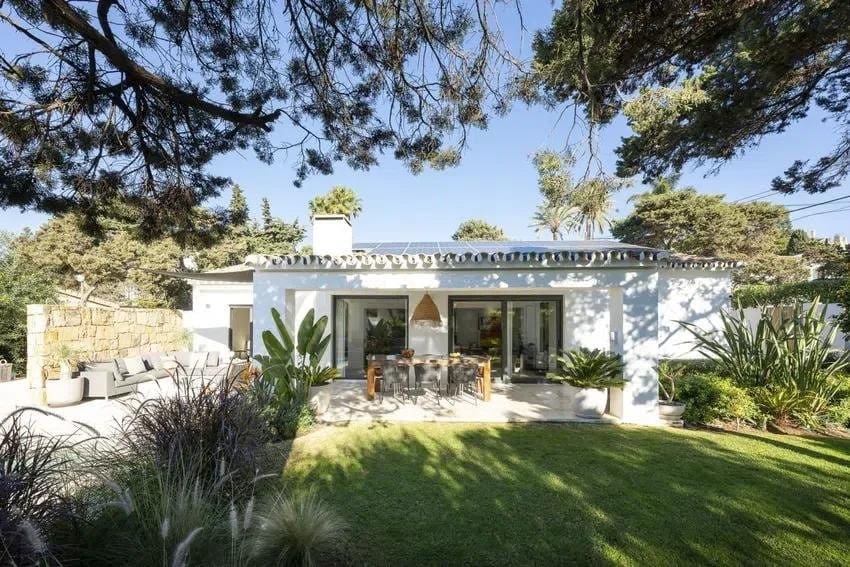 3 bedroom Villa for sale in Marbella with pool garage - € 1,995,000 (Ref: 9695242)