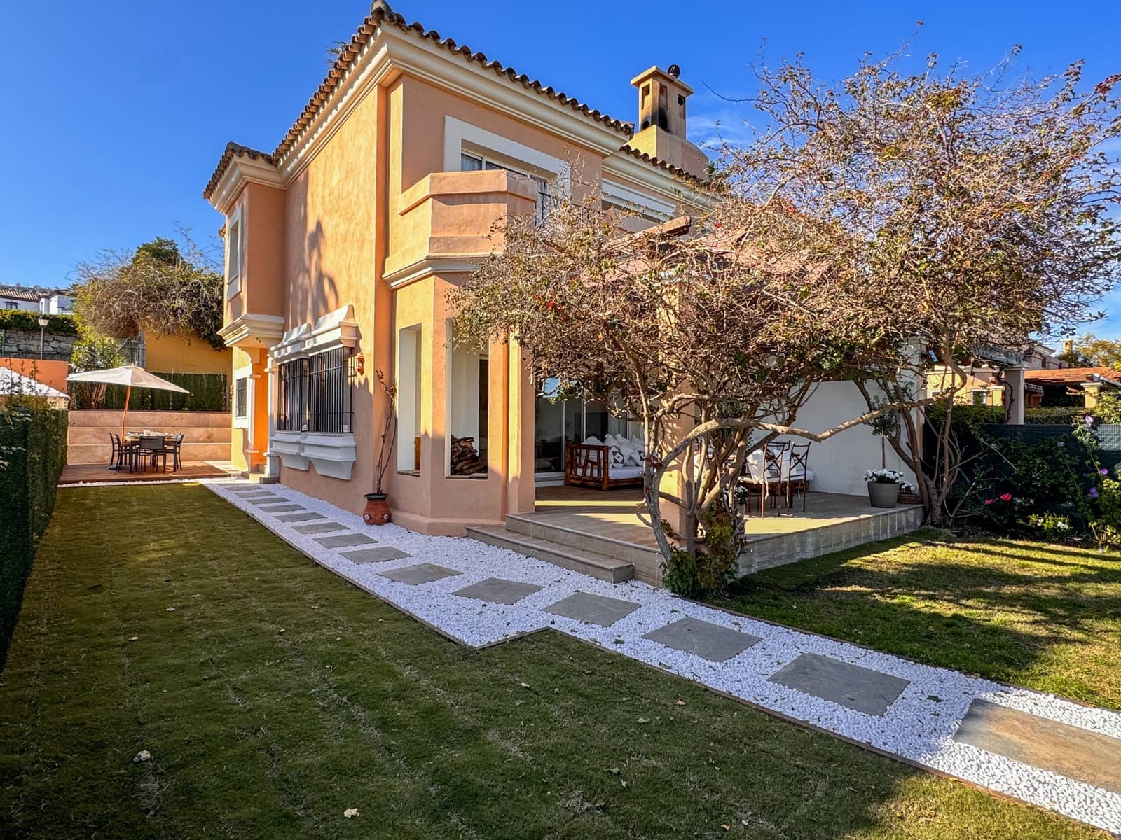 3 soveværelse Semi-Rækkehus til salg i La Alcaidesa med swimmingpool - € 620.000 (Ref: 9695243)