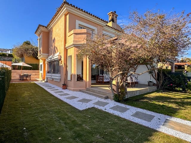 3 soveværelse Semi-Rækkehus til salg i La Alcaidesa med swimmingpool - € 620.000 (Ref: 9695243)