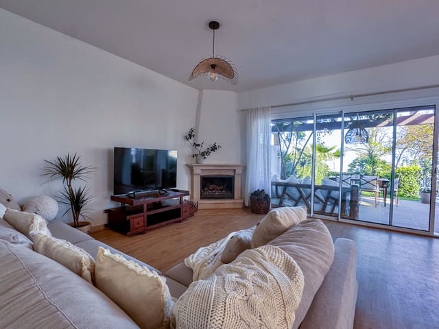 3 soveværelse Semi-Rækkehus til salg i La Alcaidesa med swimmingpool - € 620.000 (Ref: 9695243)