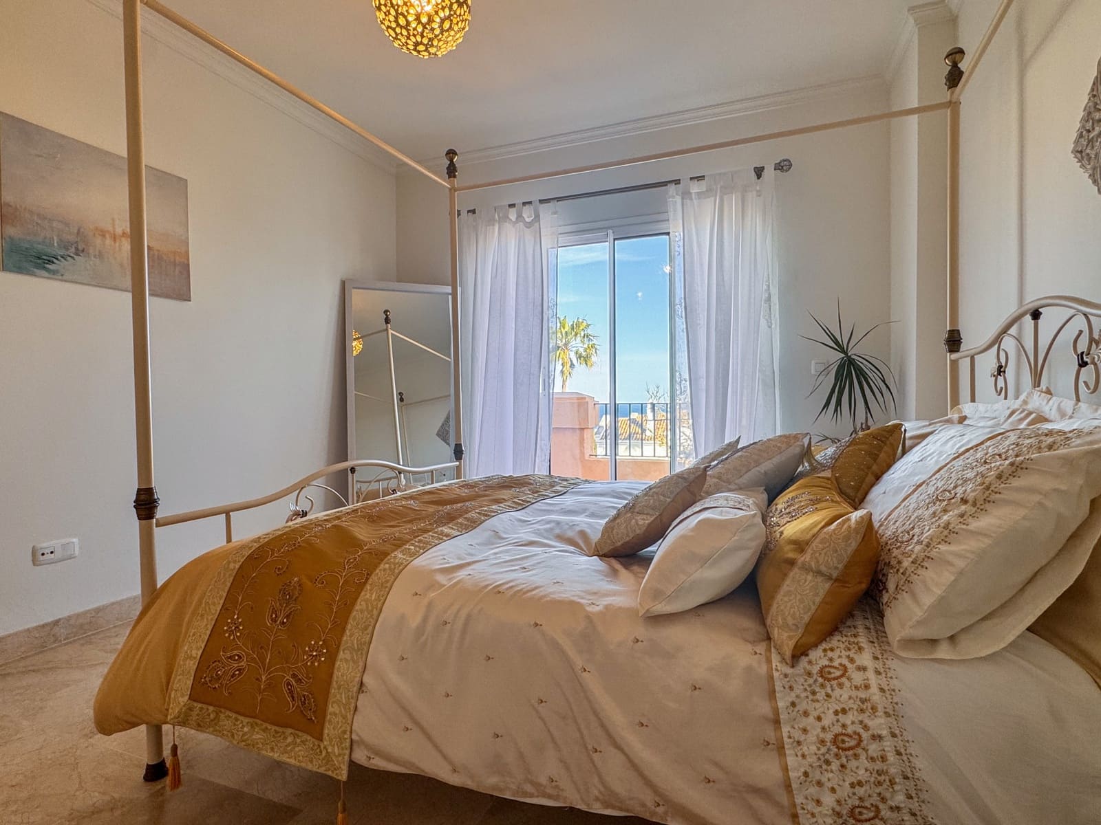 3 soveværelse Semi-Rækkehus til salg i La Alcaidesa med swimmingpool - € 620.000 (Ref: 9695243)