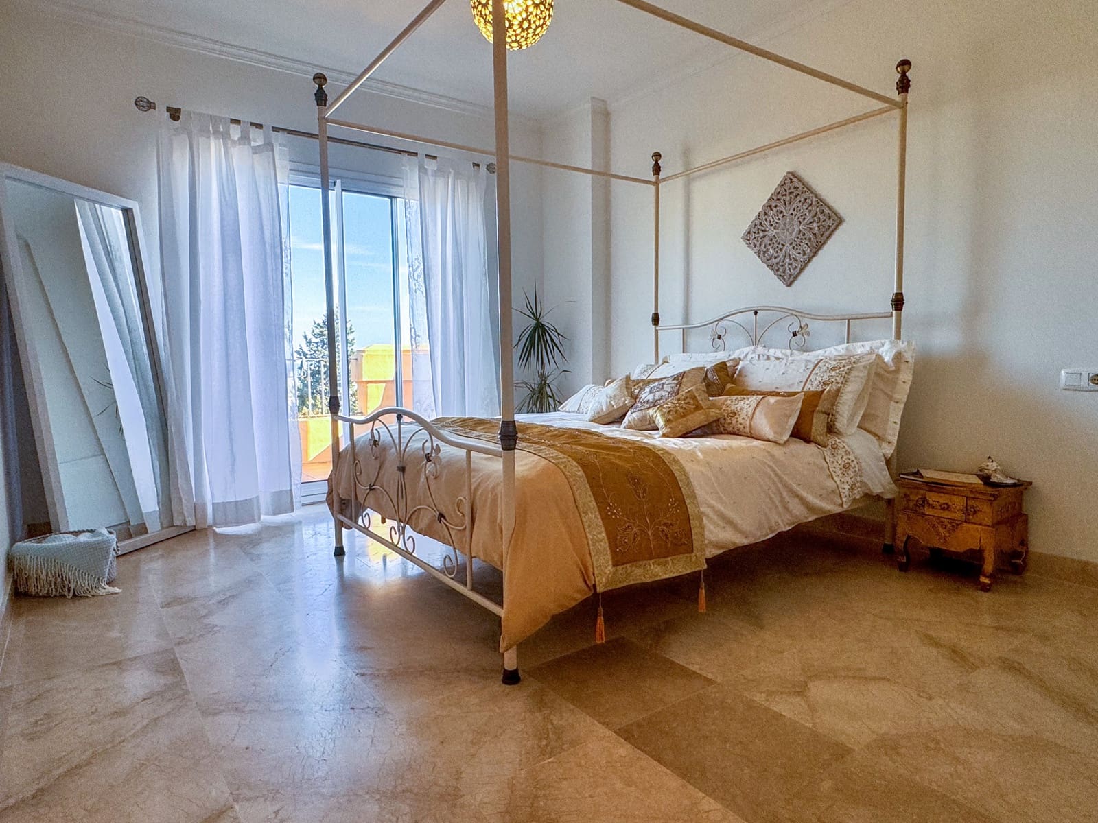 3 soveværelse Semi-Rækkehus til salg i La Alcaidesa med swimmingpool - € 620.000 (Ref: 9695243)