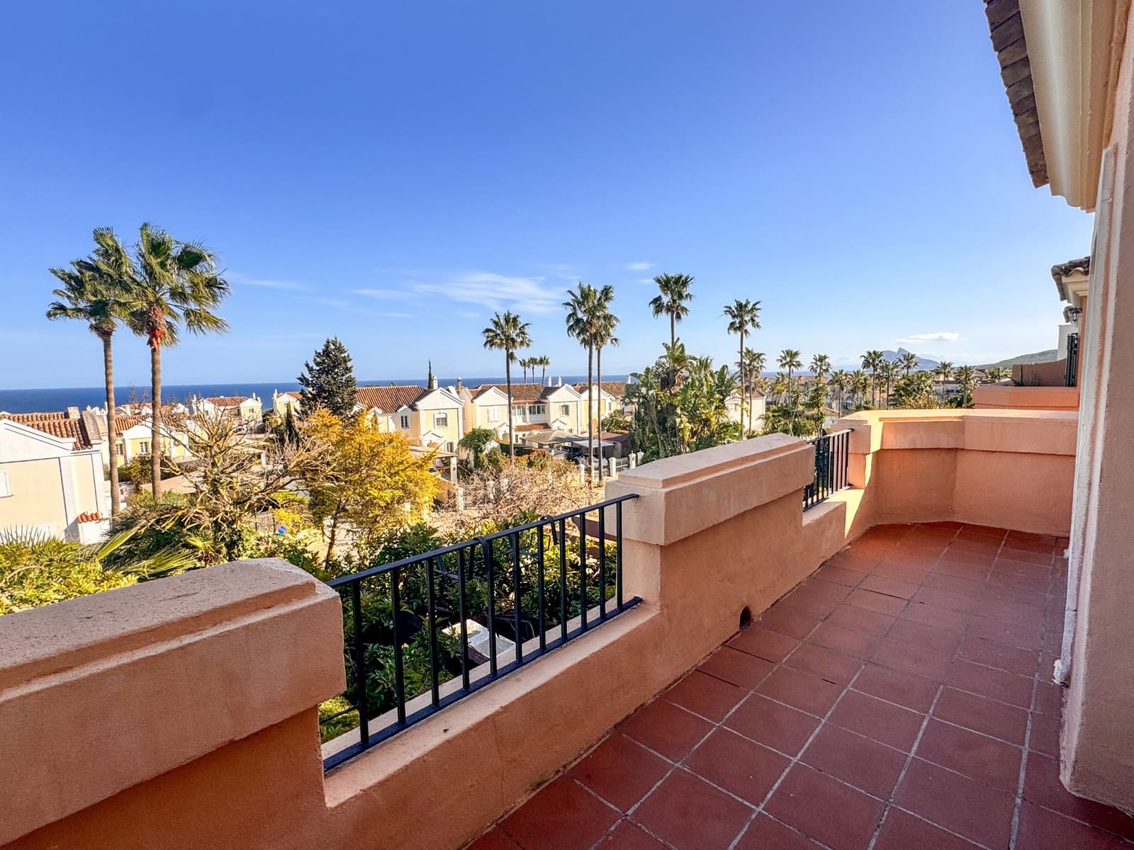 3 soveværelse Semi-Rækkehus til salg i La Alcaidesa med swimmingpool - € 620.000 (Ref: 9695243)