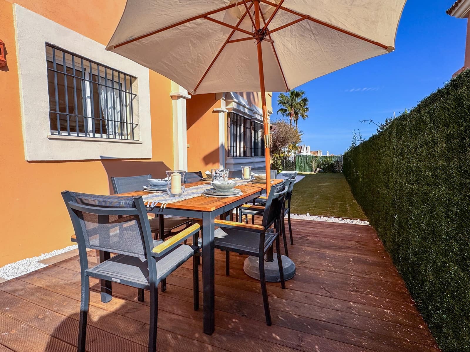 3 soveværelse Semi-Rækkehus til salg i La Alcaidesa med swimmingpool - € 620.000 (Ref: 9695243)