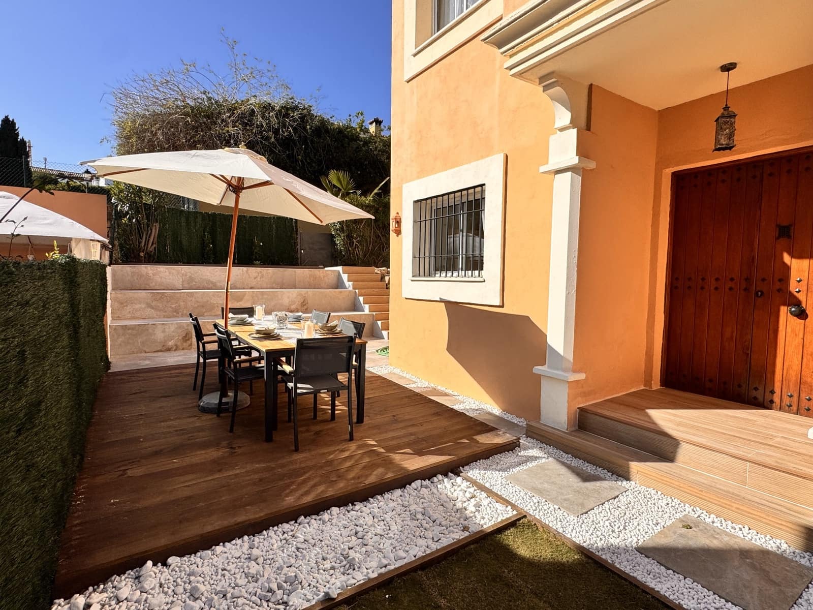 3 soveværelse Semi-Rækkehus til salg i La Alcaidesa med swimmingpool - € 620.000 (Ref: 9695243)