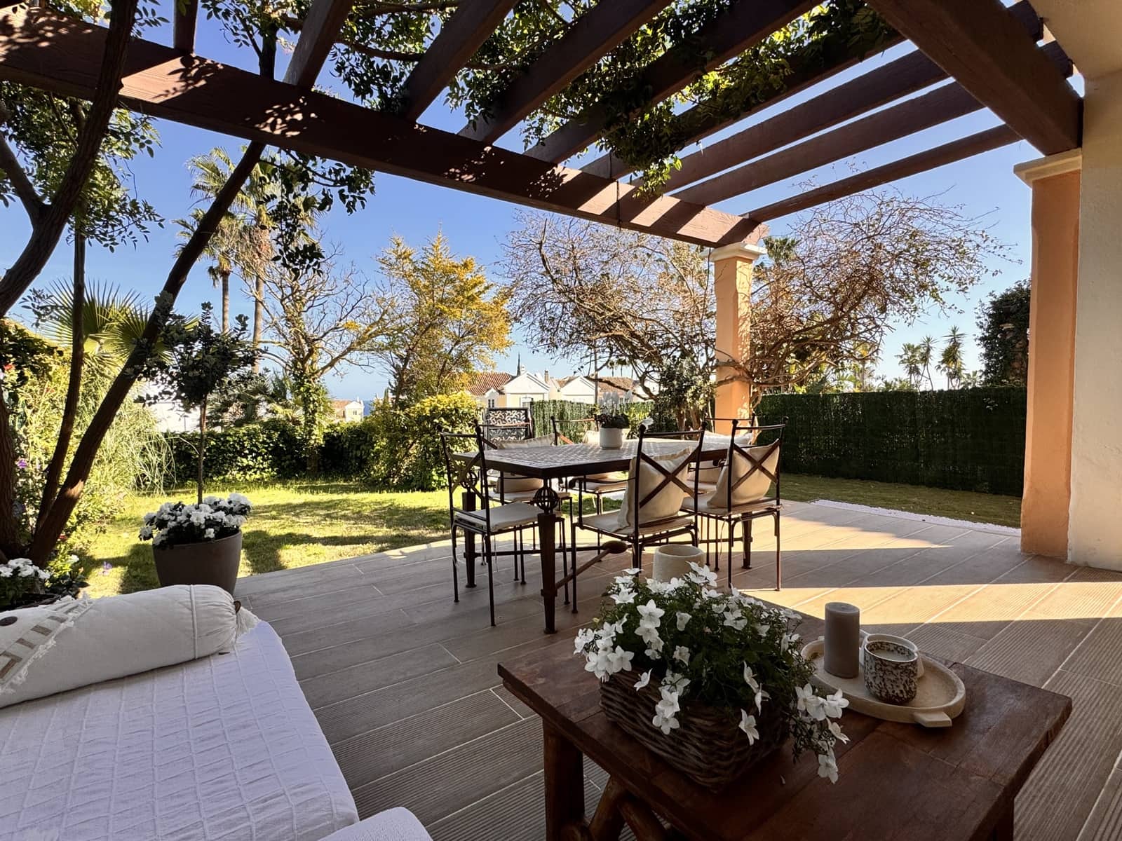 3 soveværelse Semi-Rækkehus til salg i La Alcaidesa med swimmingpool - € 620.000 (Ref: 9695243)