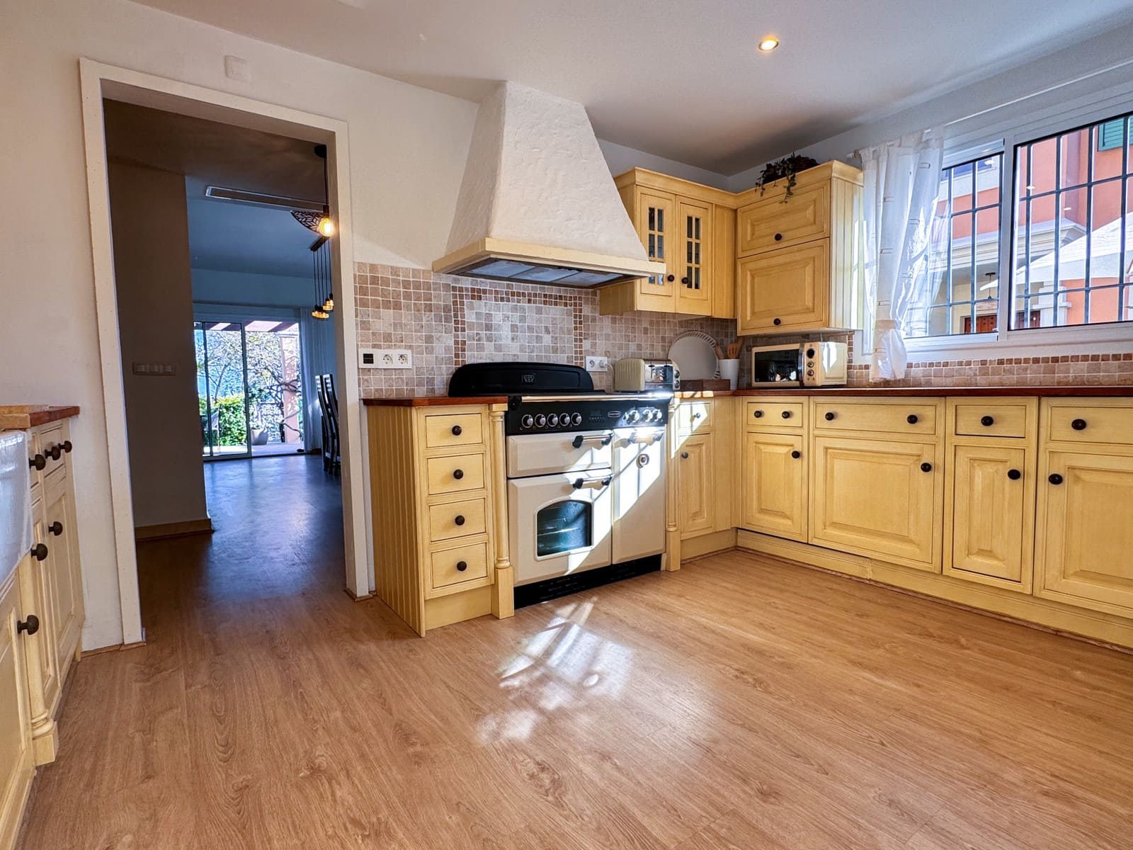 3 soveværelse Semi-Rækkehus til salg i La Alcaidesa med swimmingpool - € 620.000 (Ref: 9695243)