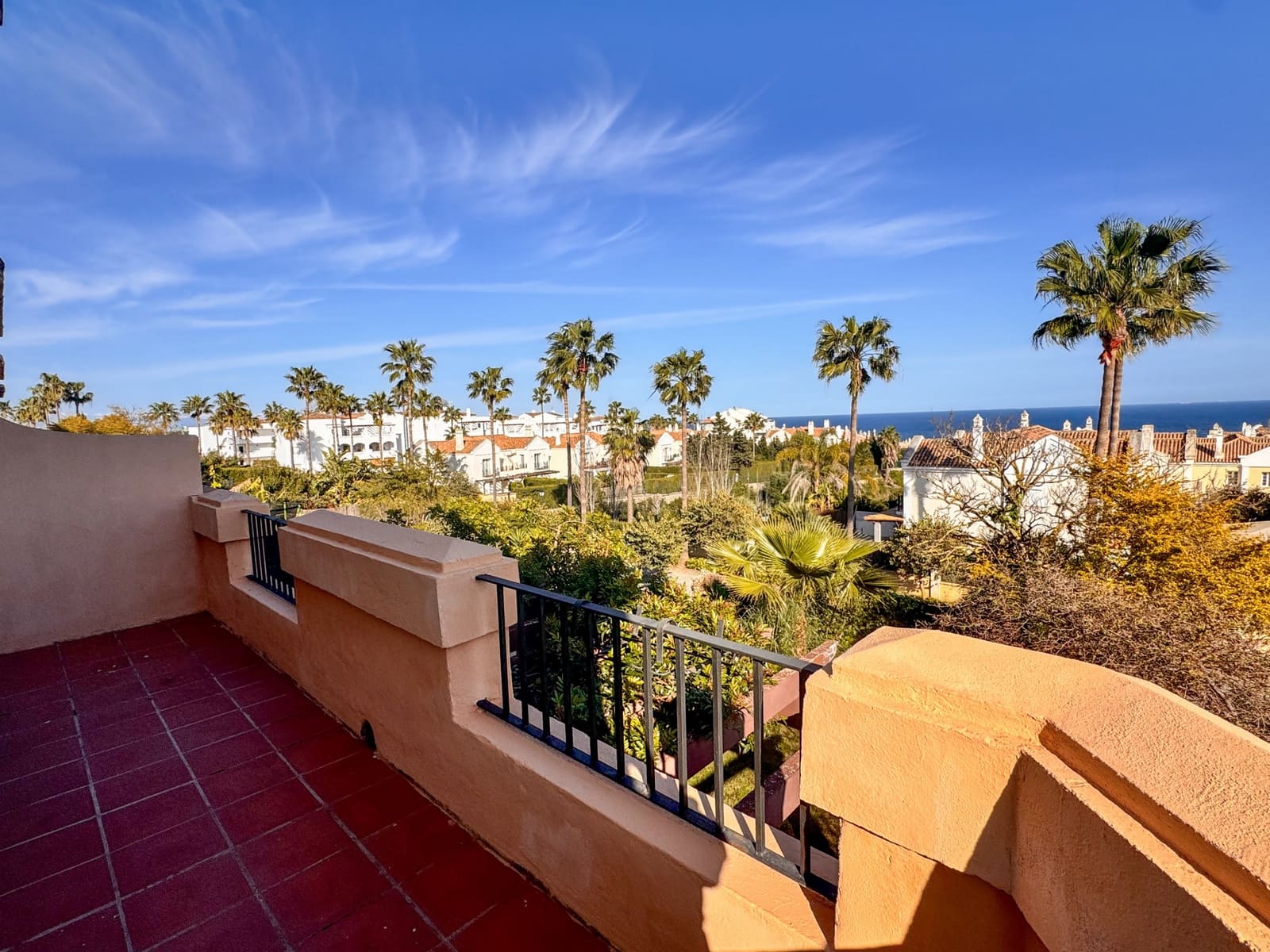 3 soveværelse Semi-Rækkehus til salg i La Alcaidesa med swimmingpool - € 620.000 (Ref: 9695243)