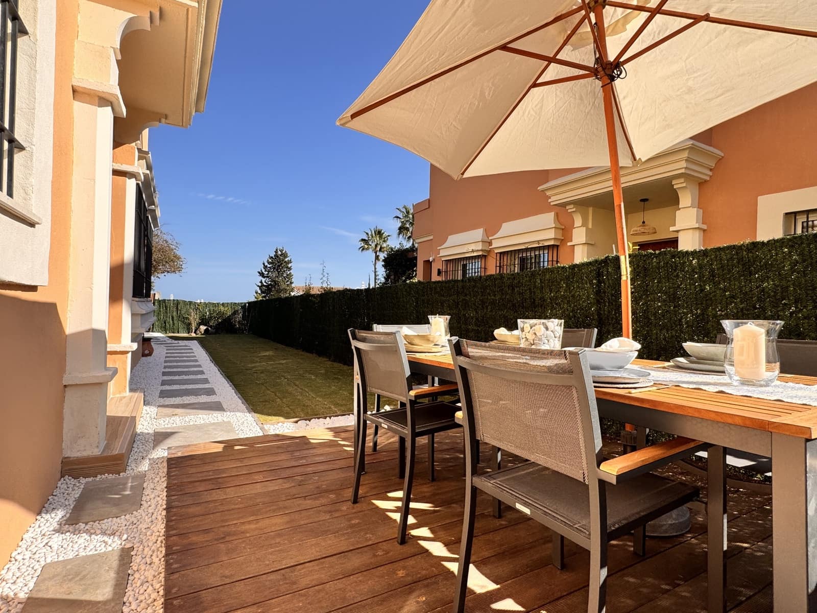 3 soveværelse Semi-Rækkehus til salg i La Alcaidesa med swimmingpool - € 620.000 (Ref: 9695243)