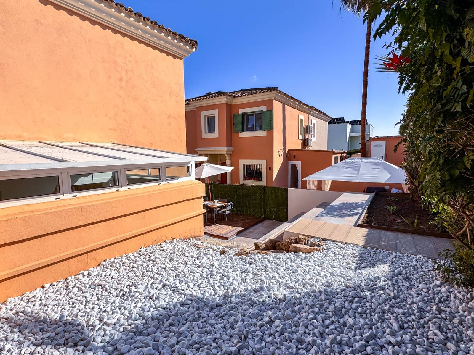 3 soveværelse Semi-Rækkehus til salg i La Alcaidesa med swimmingpool - € 620.000 (Ref: 9695243)