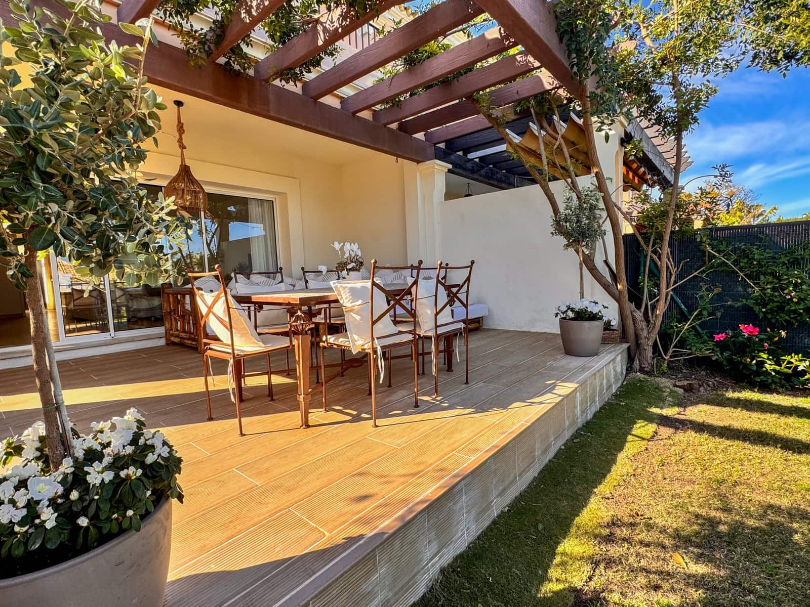 3 soveværelse Semi-Rækkehus til salg i La Alcaidesa med swimmingpool - € 620.000 (Ref: 9695243)