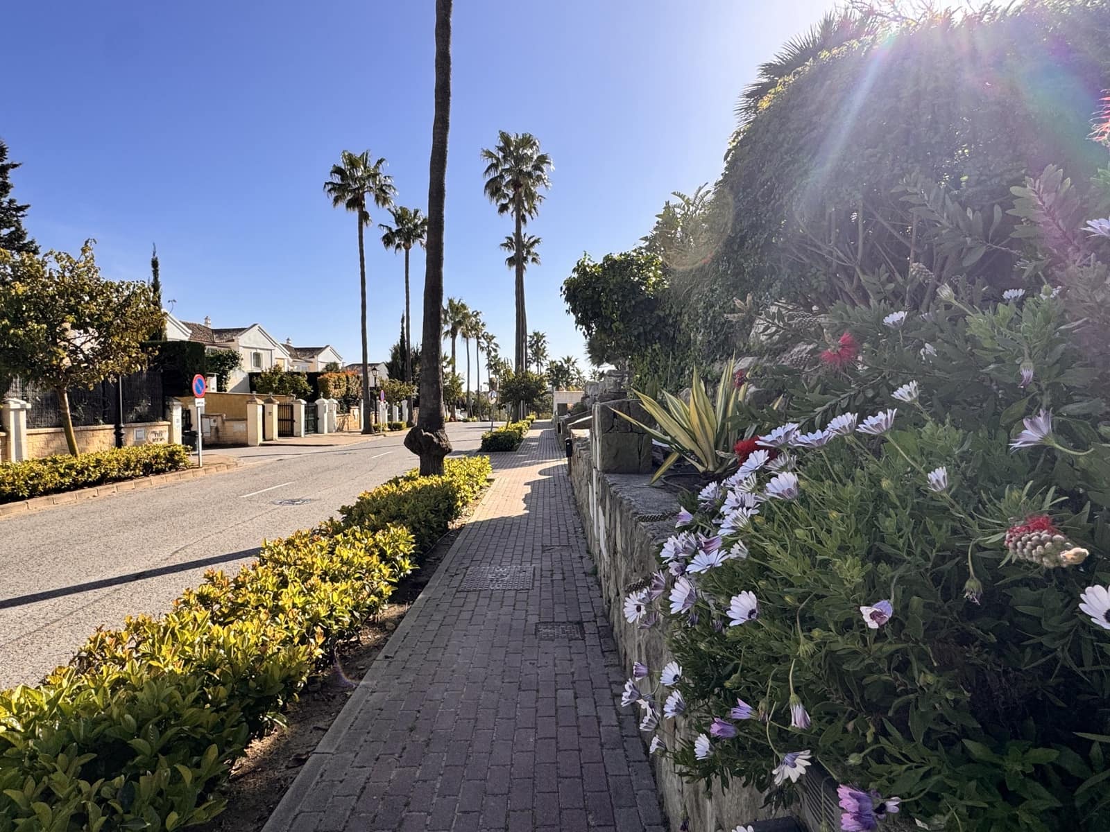 3 soveværelse Semi-Rækkehus til salg i La Alcaidesa med swimmingpool - € 620.000 (Ref: 9695243)